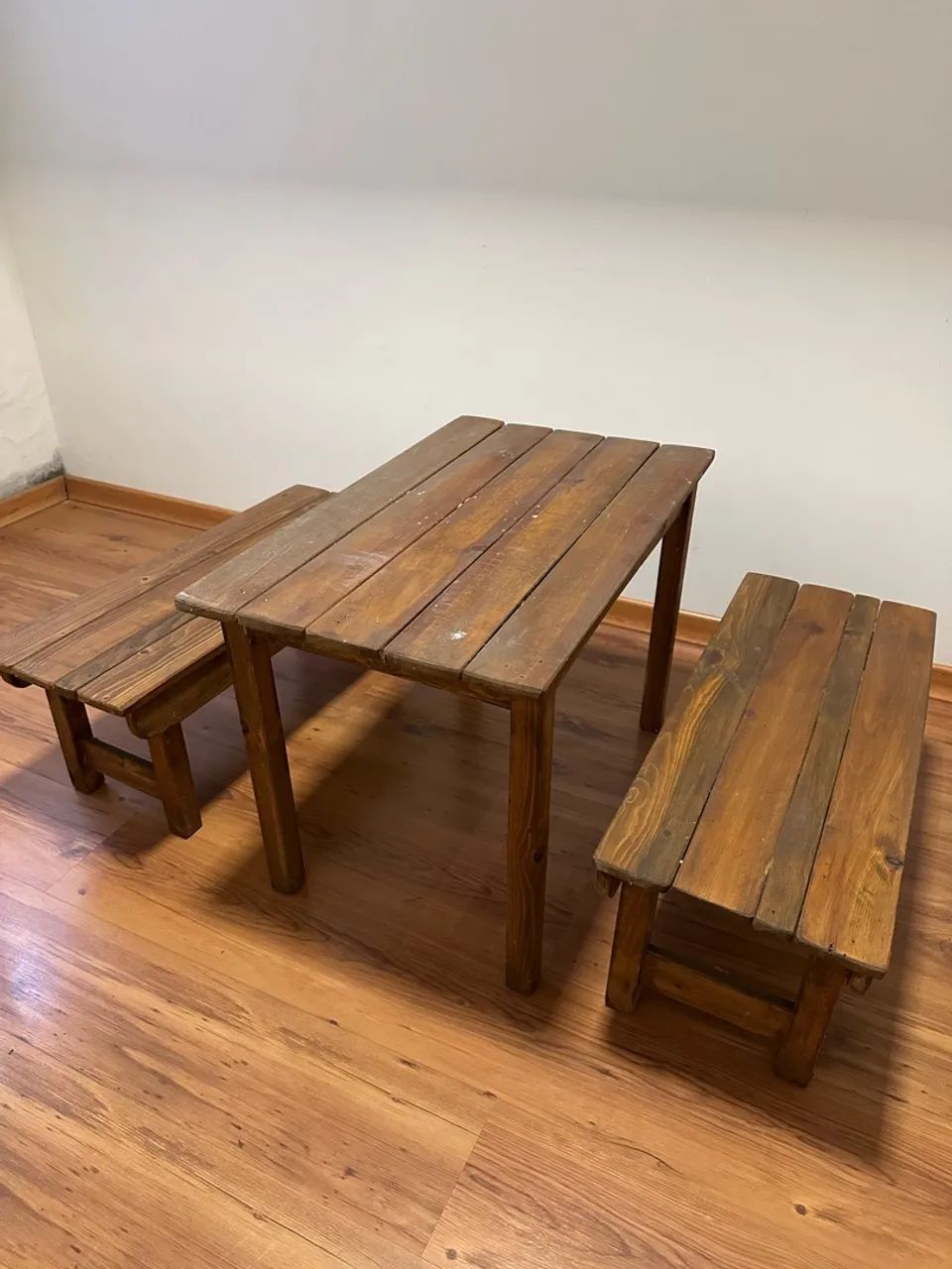 Mesa e bancos de madeira infantil  - Foto 2