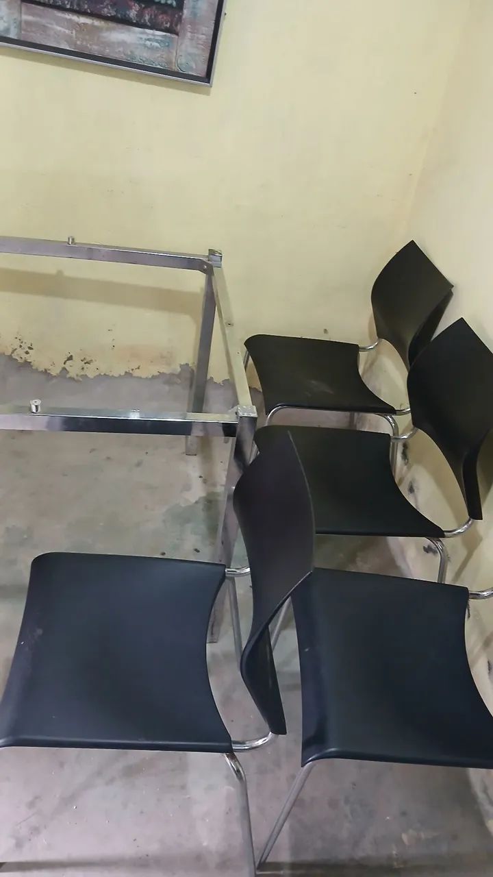 Estou vendendo essa cadeiras com armação da mesa