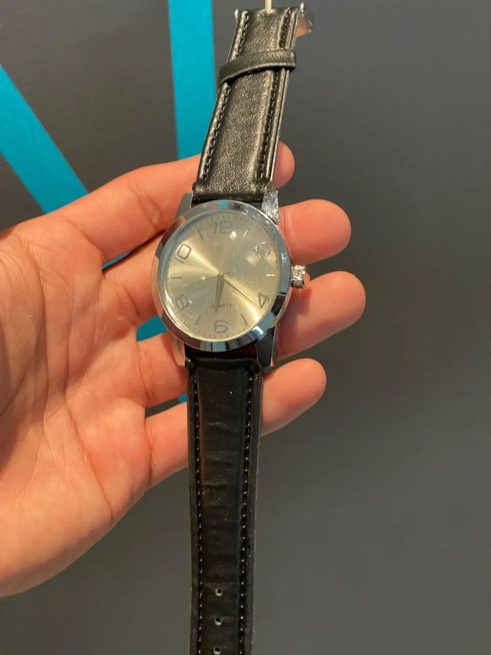 Relógio com pulseira em couro 