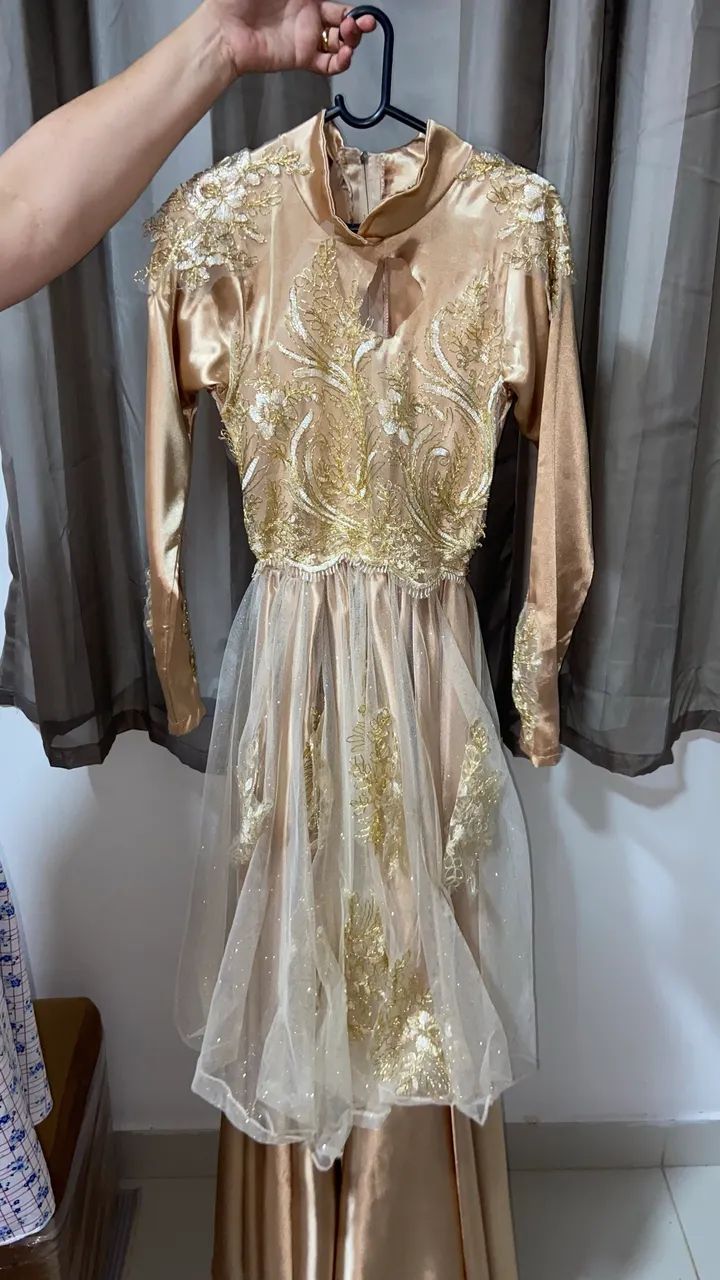 Vestido Dourado com Aplicação de Renda Elegante - Foto 3