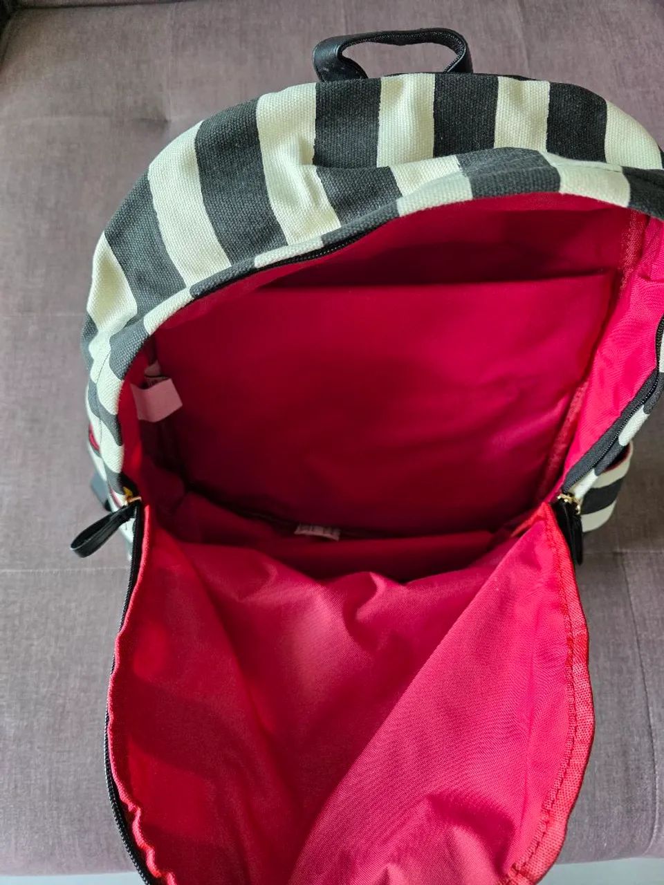 Mochila Listrada Preta e Branca com Detalhe Coração - Foto 3