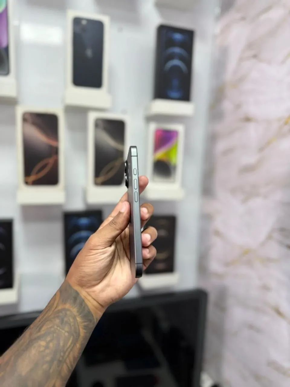 IPHONE 17 256GB PRETO<br>R$ 4.999,00 - Foto 2