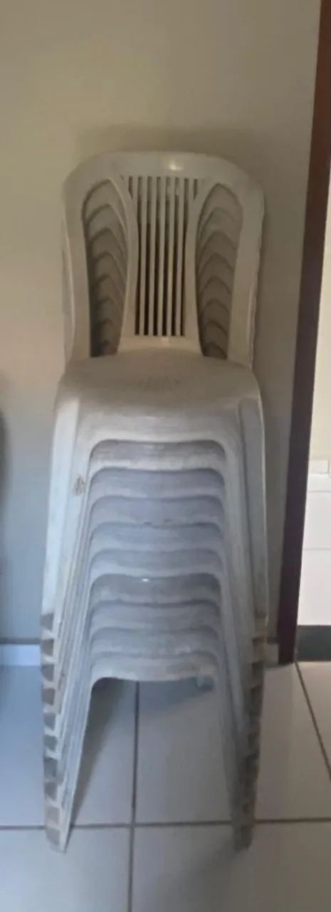 Cadeiras práticas 40 reais cada uma - Foto 2