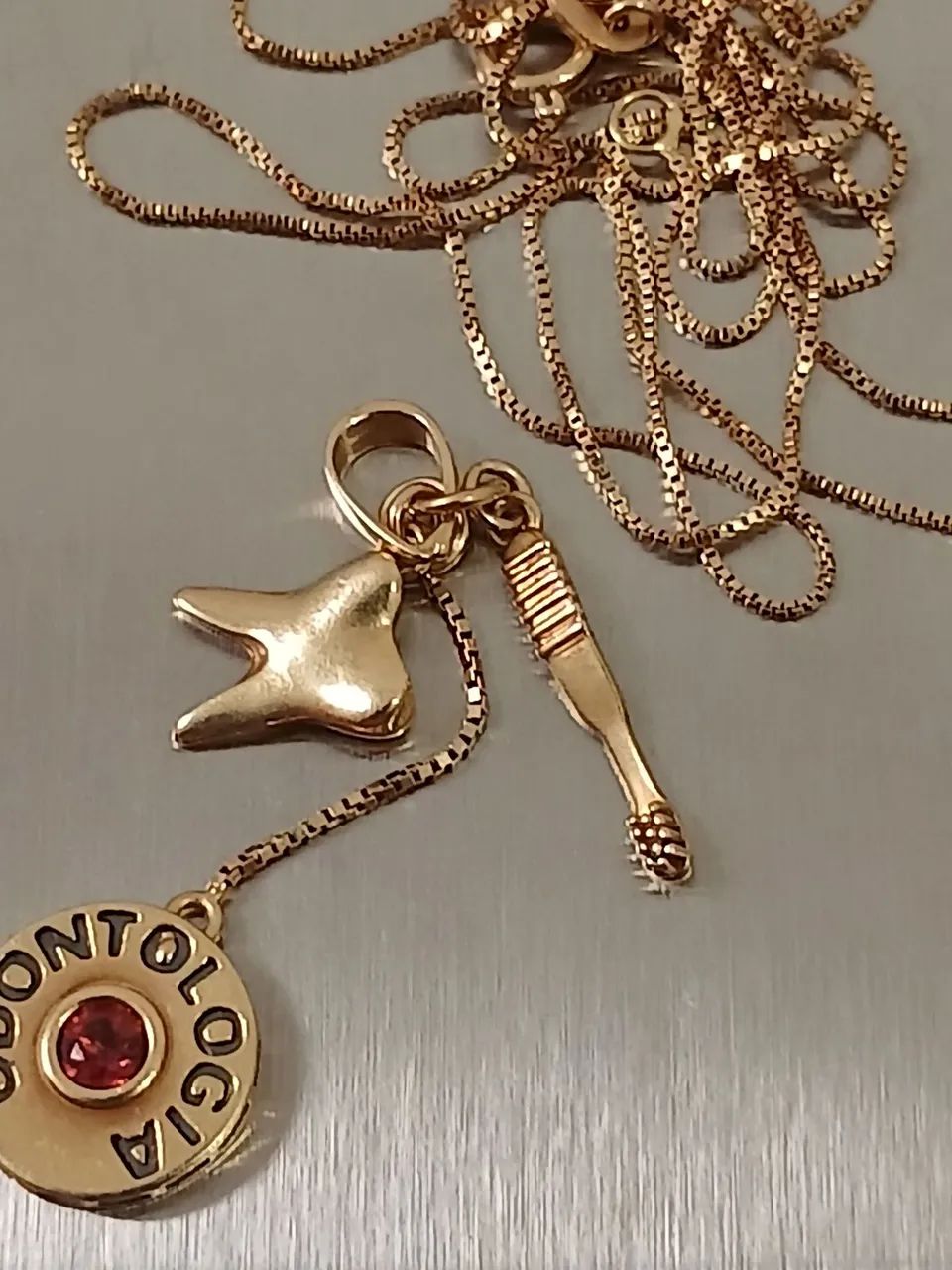 Cordão com pingente odonto, dente e escova 18k - Foto 3