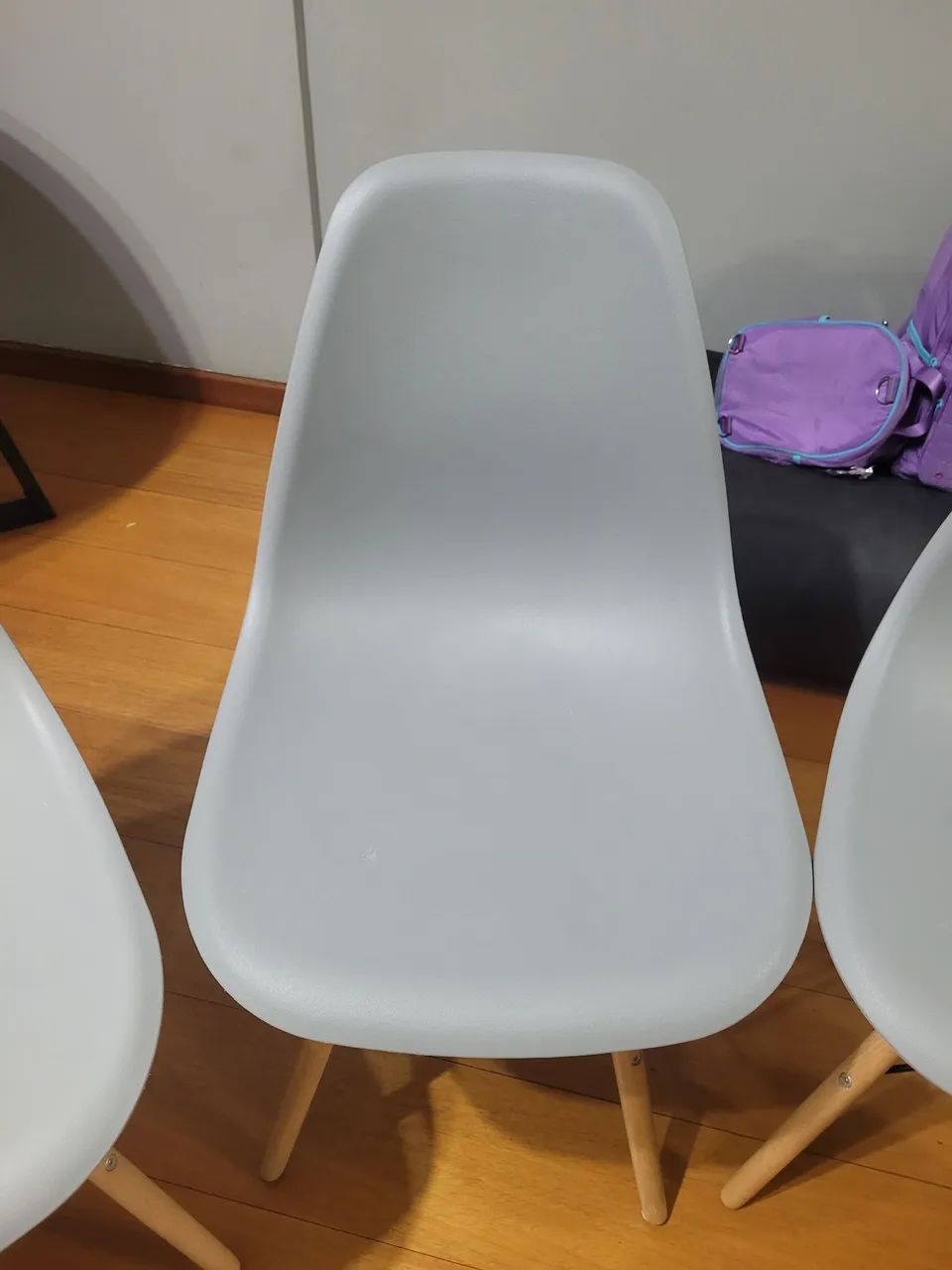 4 Cadeiras Eames Eiffel com base em madeira. - Foto 3