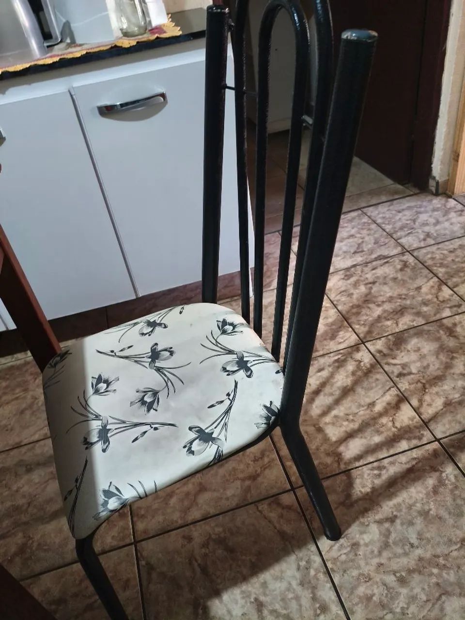 MESA DE MADEIRA COM 4 CADEIRAS - R$ 300,00 - Foto 5