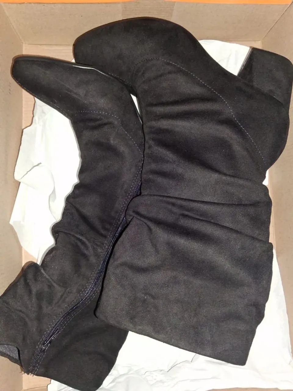 Vende-se uma parte de botas