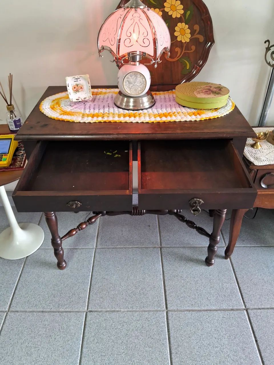 Mesa auxiliar colonial em madeira maciça com 2 gavetas - Foto 3