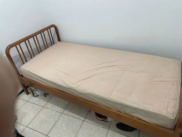 Cama de Solteiro de Madeira com Colchão novo