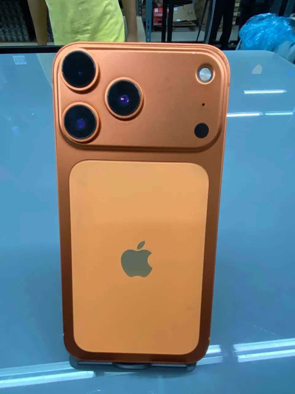 iPhone 12 na carcaça 17 pro laranja