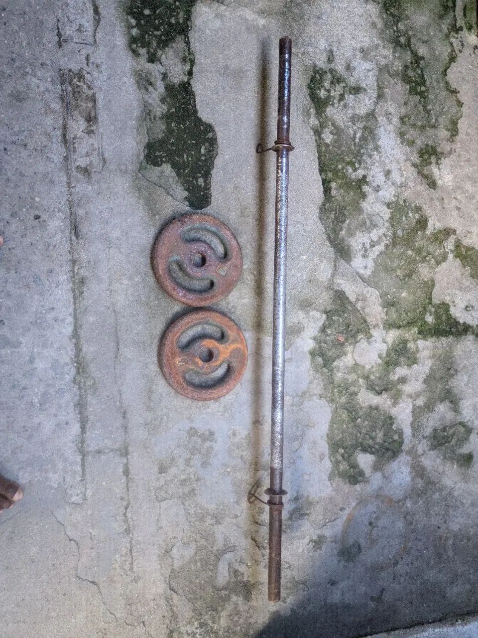 Barra maciça 120cm + 2 anilhas de 4Kg