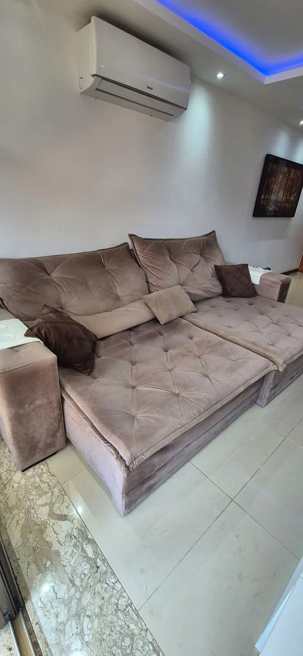 RECLINING SOFA IN EXCELLENT CONDITION467354016610396160