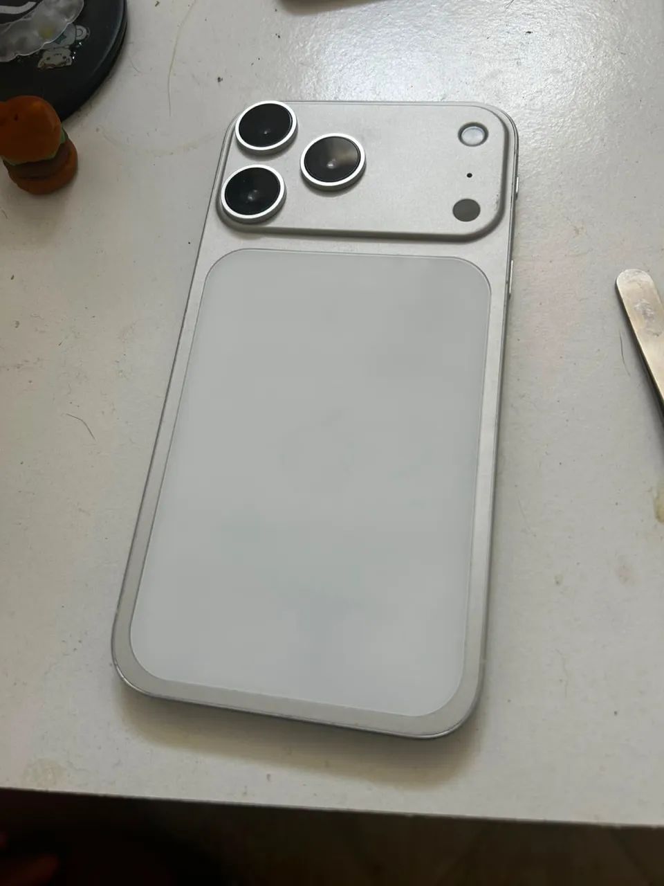 iPhone XR na carcaça do 17 pro