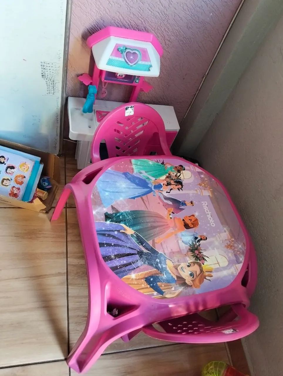 Lote de cozinha e mesa com duas cadeiras infantil  - Foto 4
