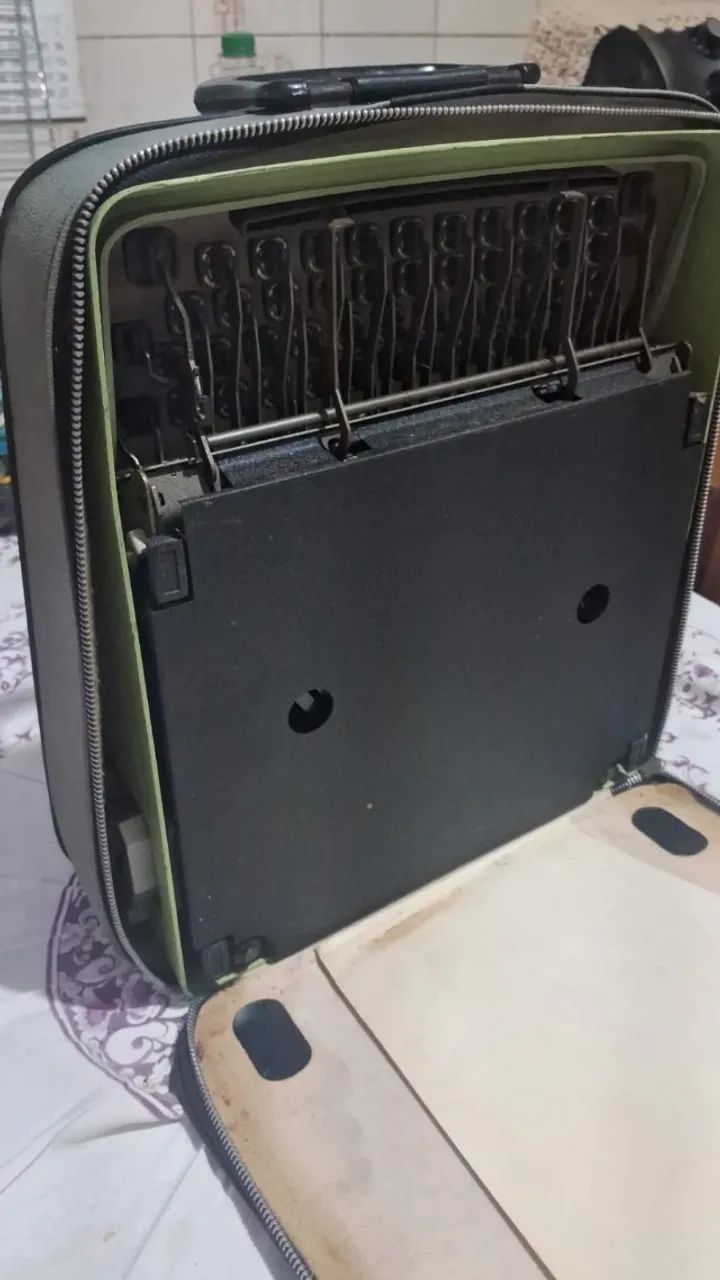 Maquina Escrever Olivetti Lettera 32 -usada-raridade 1960 (Usado) - Foto 2