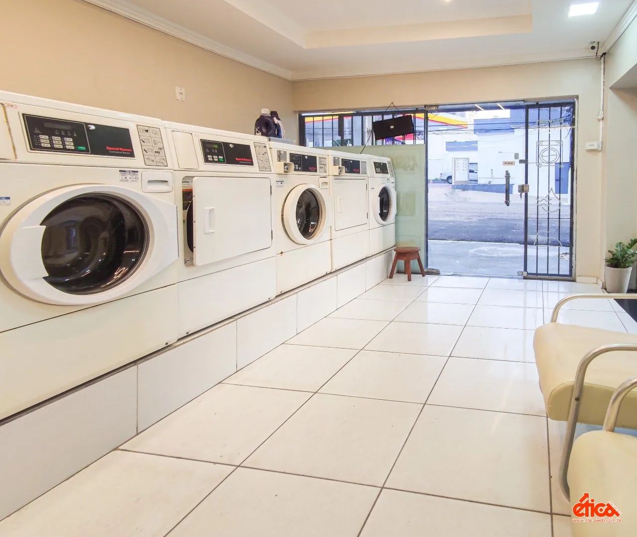 Loja comercial no Umarizal | med 77,00m² | Sala + Copa + Área Externa | - Cod. 105485 - Foto 3