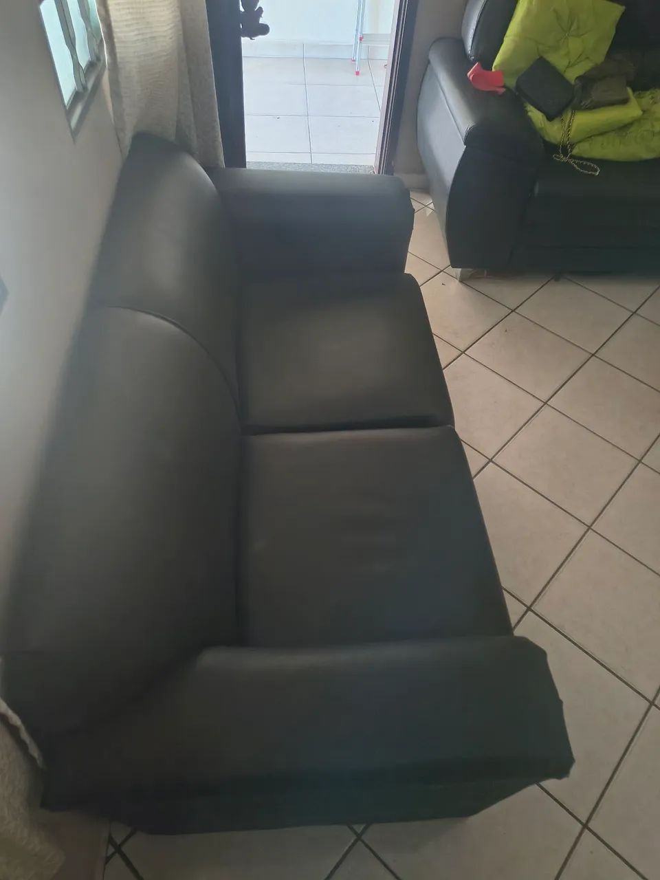 Sofá 2 em Couro Sintético Preto com Detalhes em Madeira<br> - Foto 2