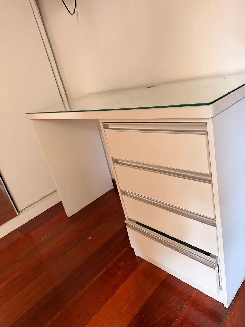 Mesa mdf branca planejada com tampo de vidro 400$ - Foto 3