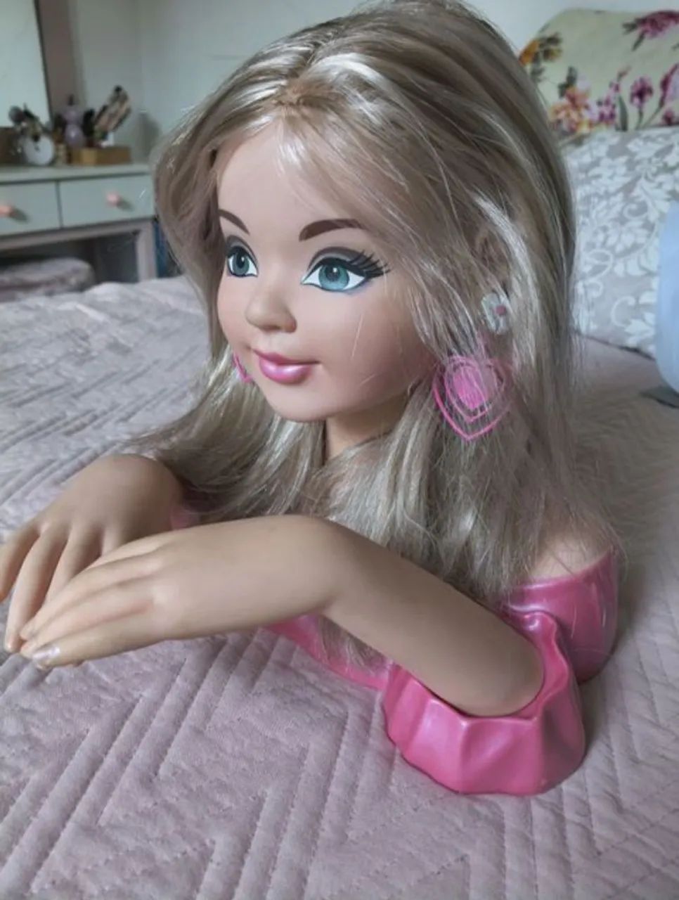 Boneca com busto unhas e cabelo para maquiar pentear e enfeitar. - Foto 3