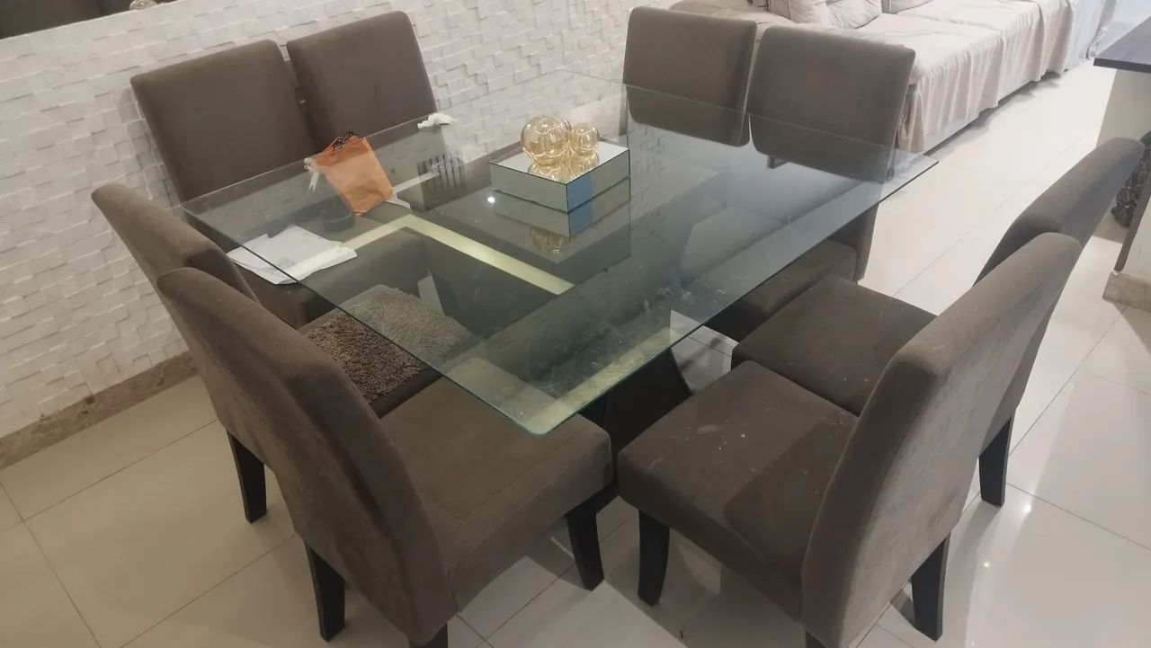 Mesa com 8 cadeiras, bem conservada *11 baixei para vender logo 