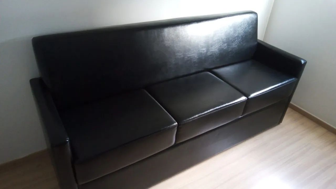Sofá de couro preto; - Foto 2