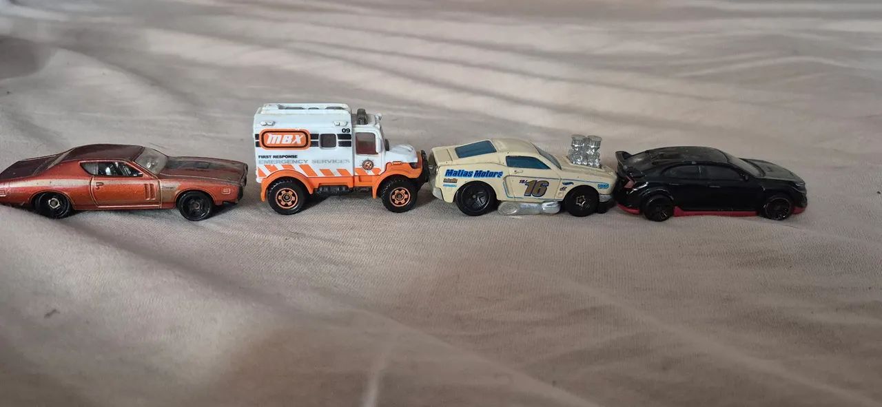 4 carrinhos hot Hot Wheels