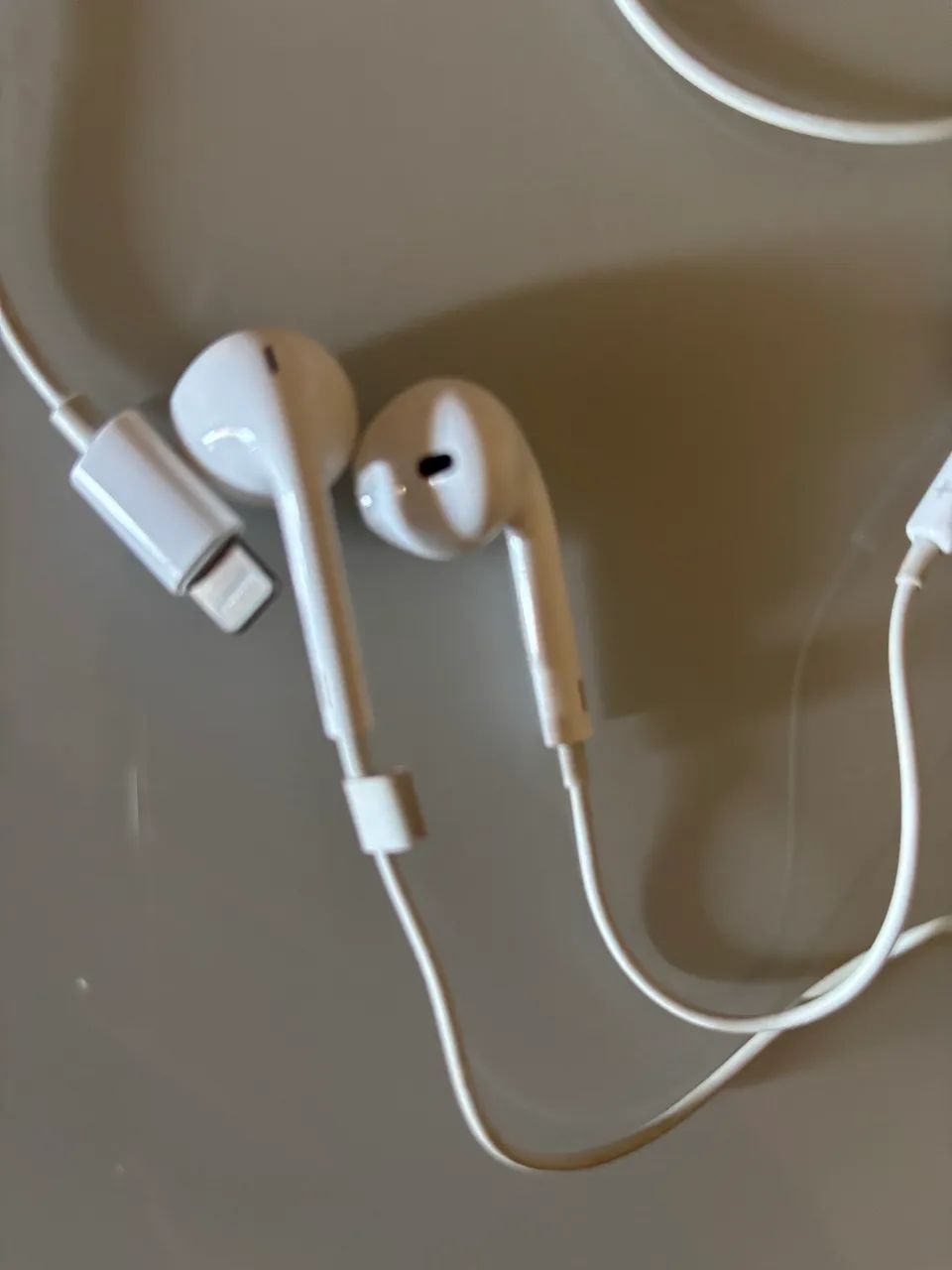 Fone com fio + cabo carregador original Apple  - Foto 2