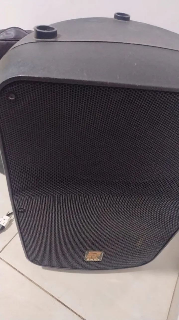 caixa de som Staner ativa semi nova com pedestal e controle 