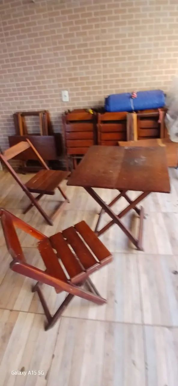 Mesa de madeira de 4 lugares 