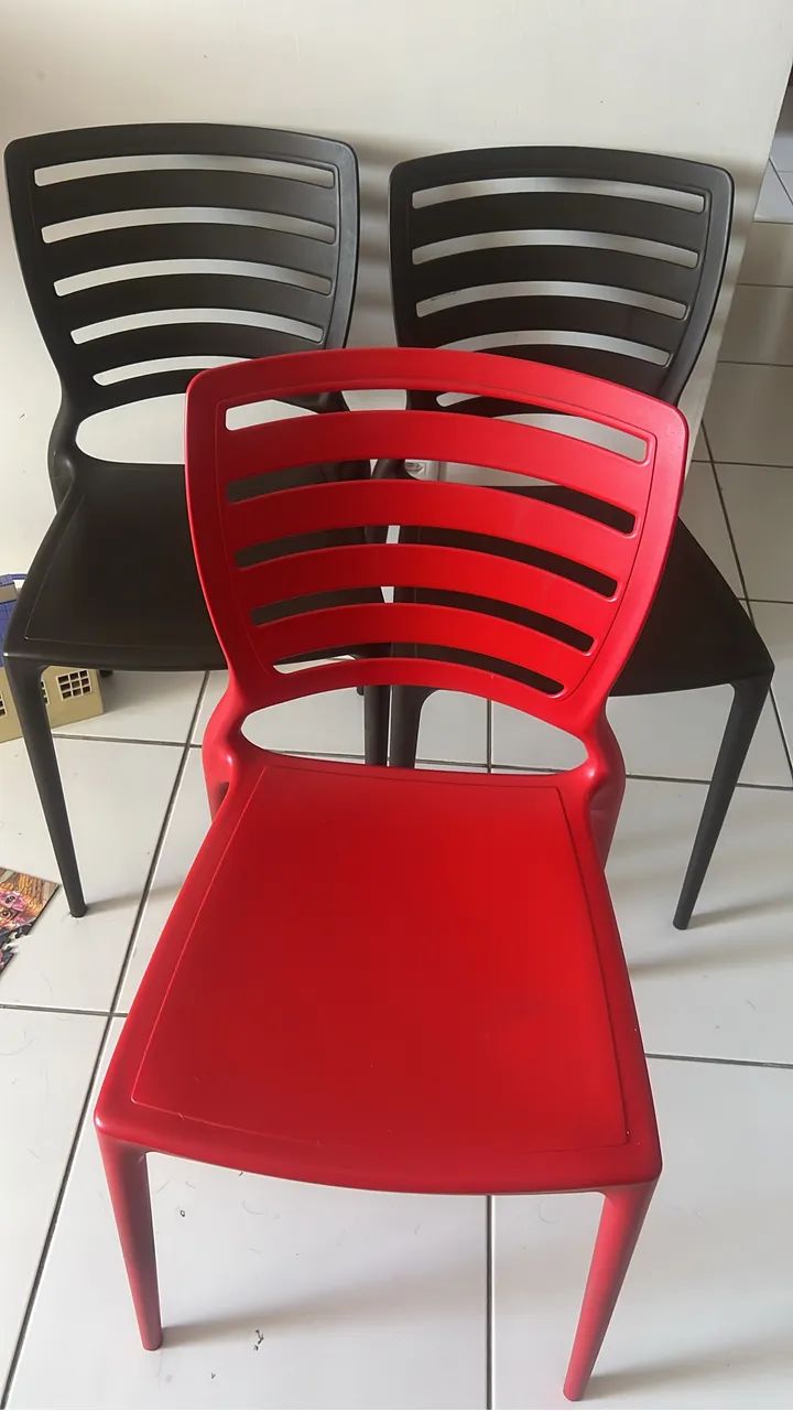 Mesa com 3 cadeiras e um banco de madeira  - Foto 4