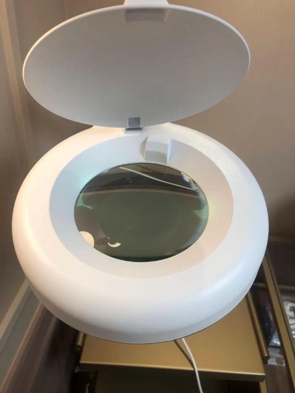 Luminária de mesa com lupa 