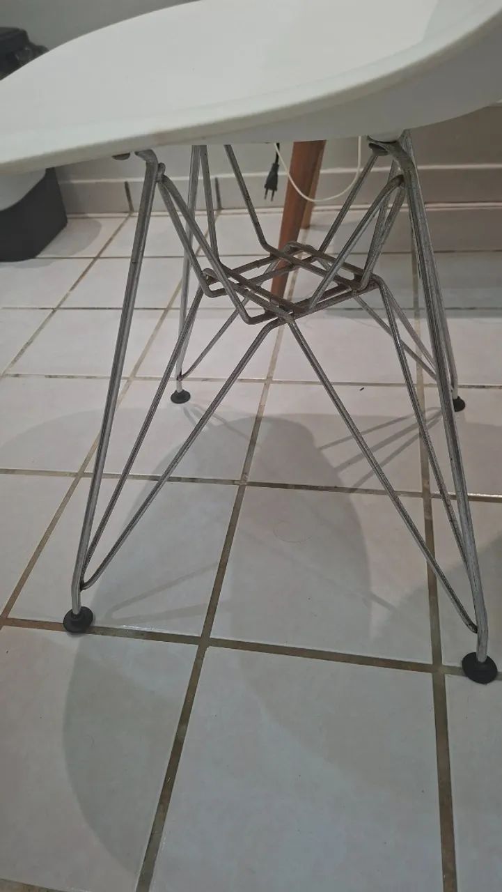 2 Cadeiras Charles Eames Eiffel  usadas- Branco - Base aço cromado - Foto 4