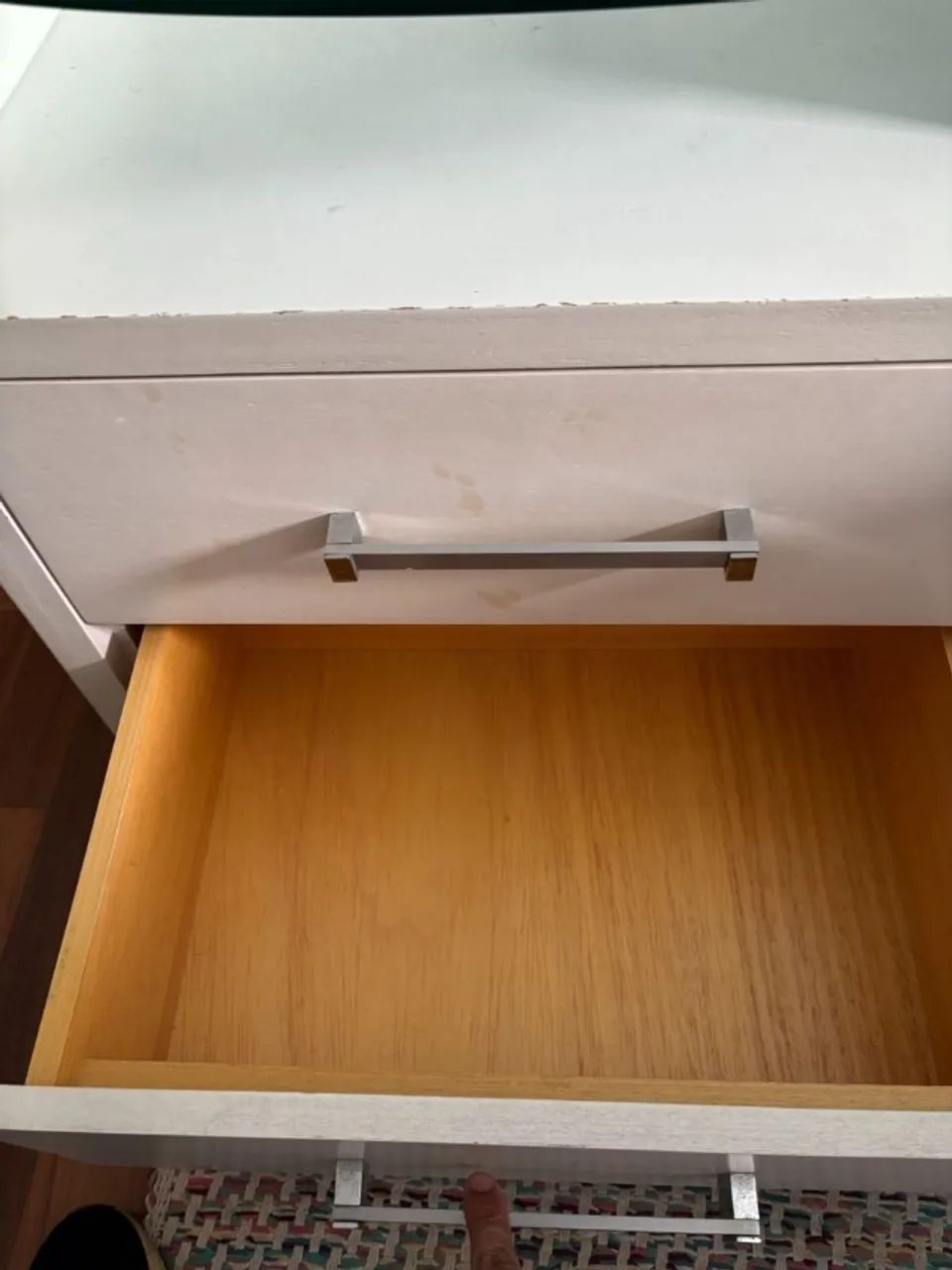  Mesa Cabeceira com Tampo de Vidro Curvo  (Madeira maciça)  - Foto 5