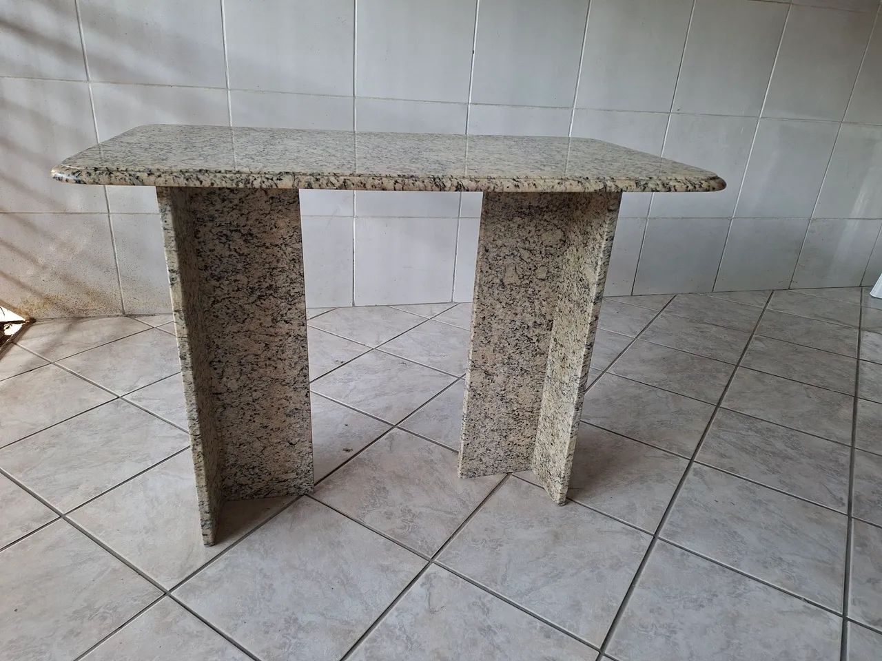 Mesa em em granito retangular, medindo 1.06x0.60 - Foto 2