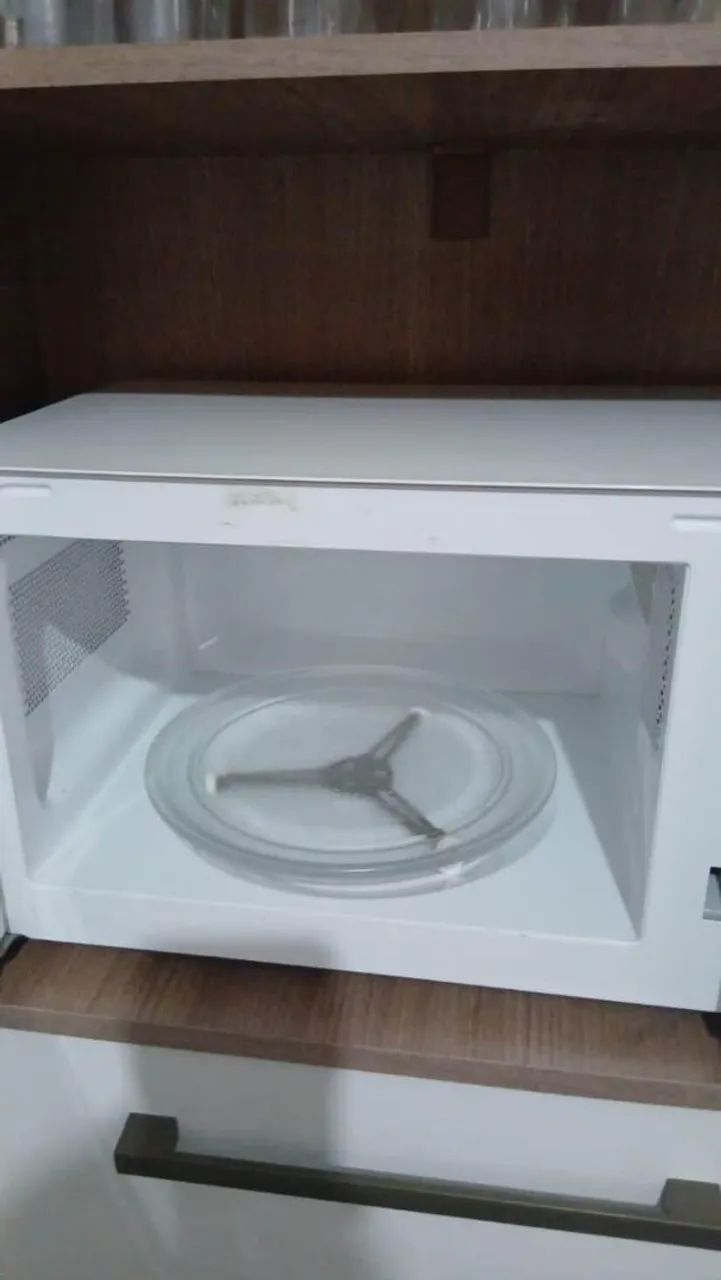 Microwave in brand-new condition, available for pickup on Thursdays
