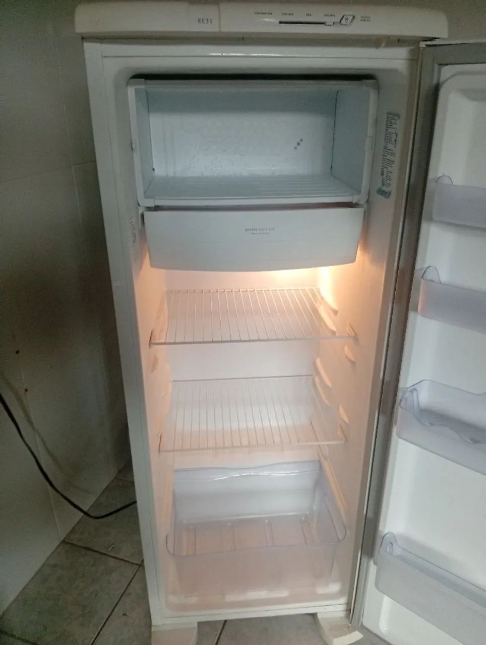 Geladeira eletrolux semi nova  - Foto 5