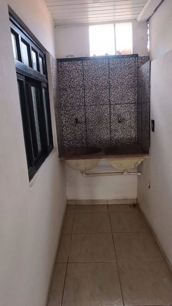 Alugo apartamento com 2 quartos