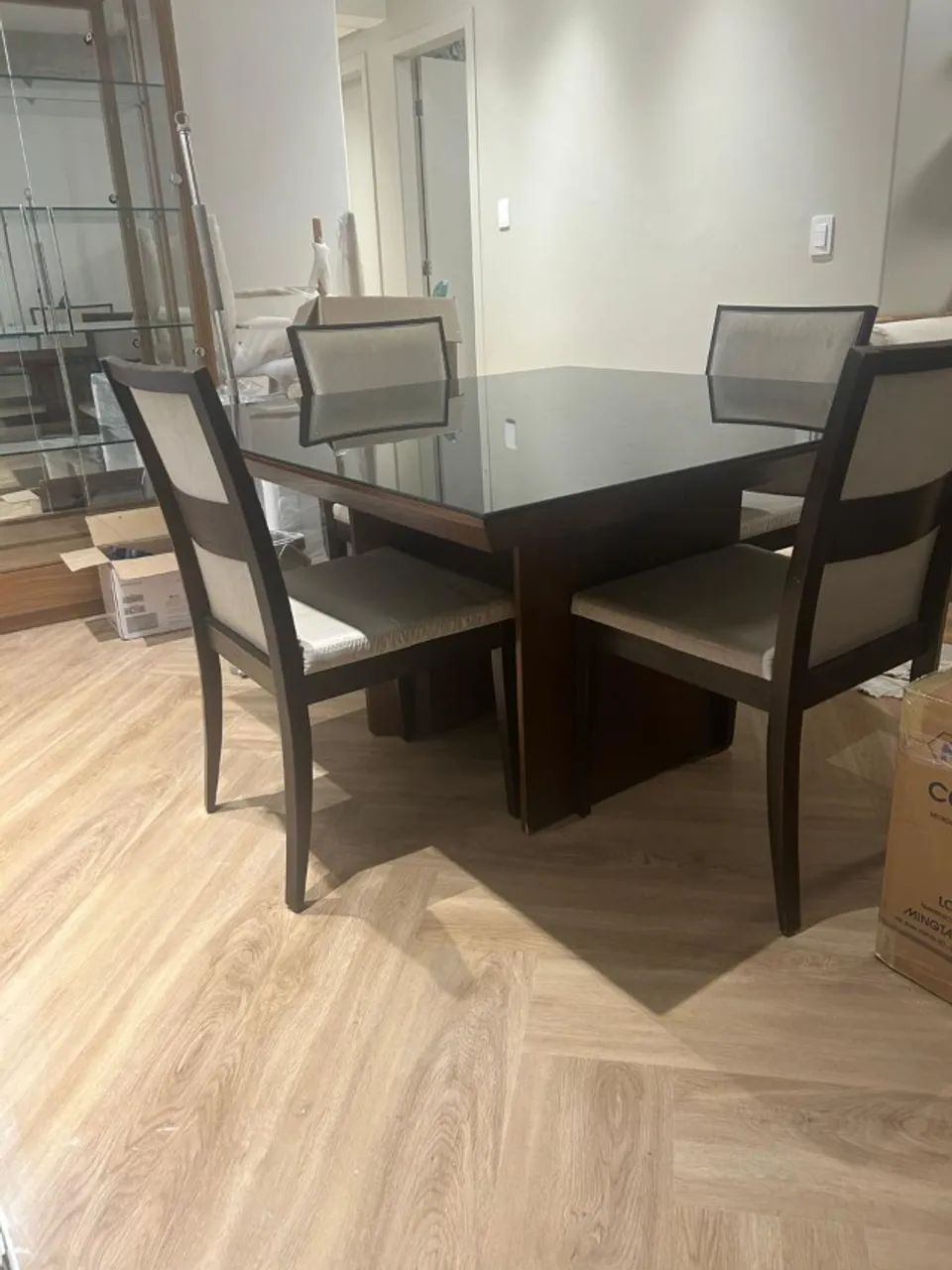 Mesa de jantar alto padrão com cadeiras de vidro e madeira - Foto 3