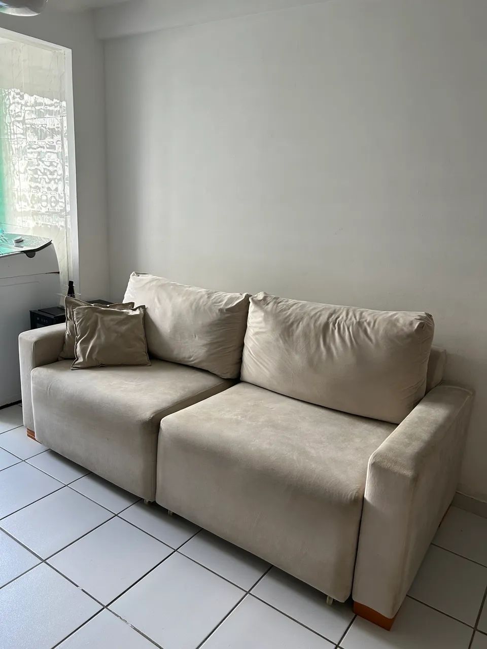 Sofá retrátil bege em suede - Foto 2