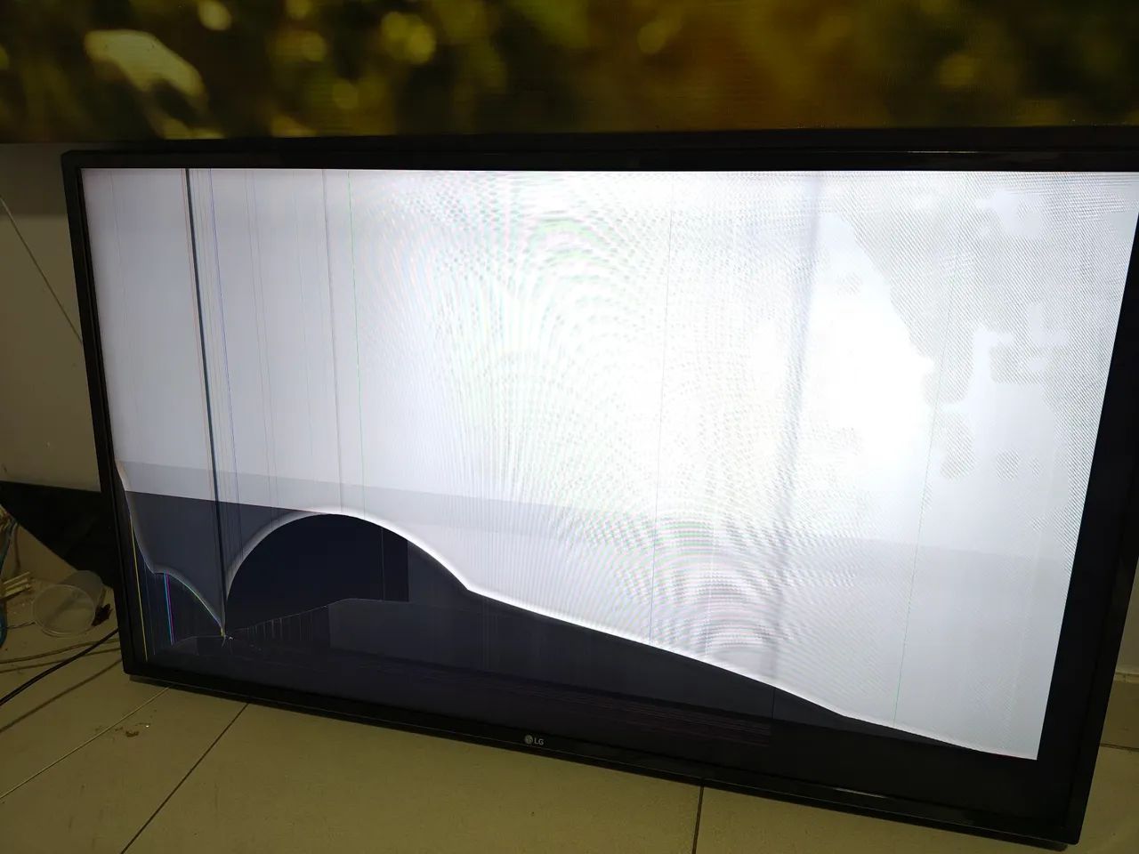 Vendo tvLG 43 polegadas com display quebrado, para retirada de peças  - Foto 4