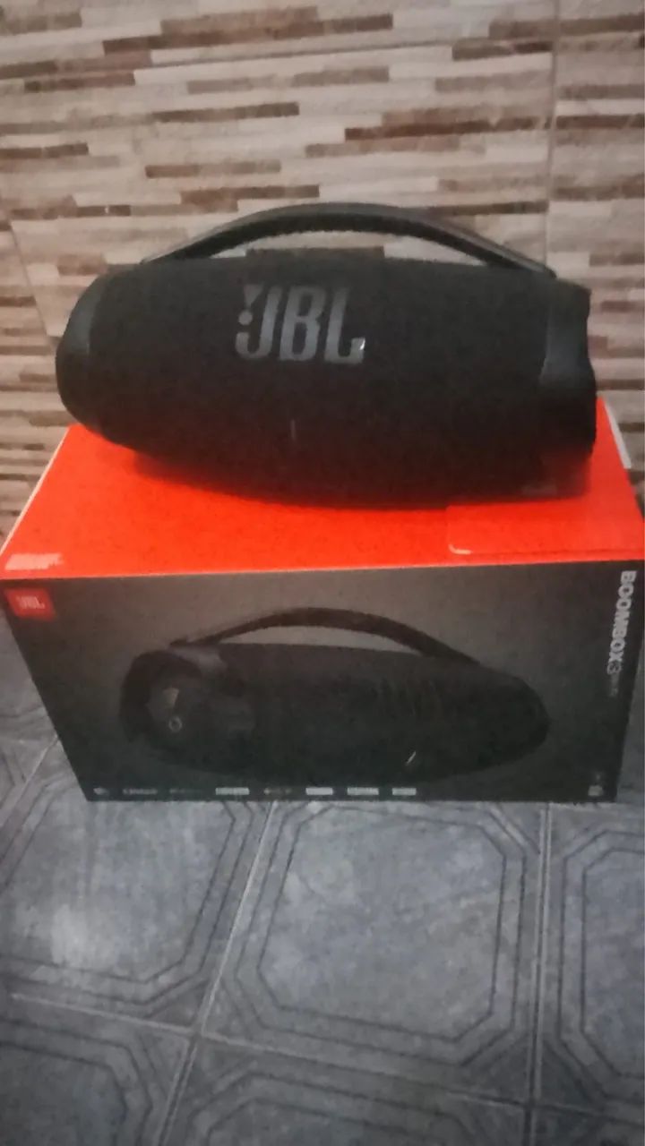 Caixa JBL com WiFi incluso