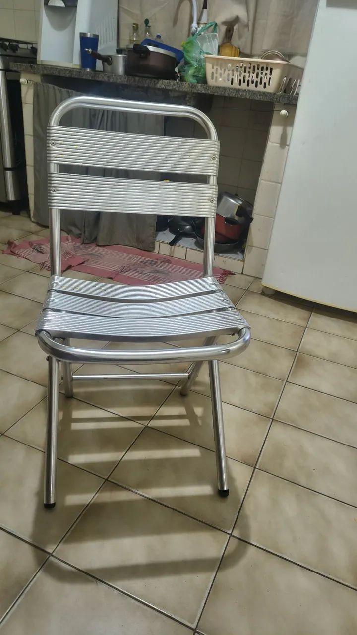 Vendo mesa de madeira com 2 cadeiras de alumínio  - Foto 2