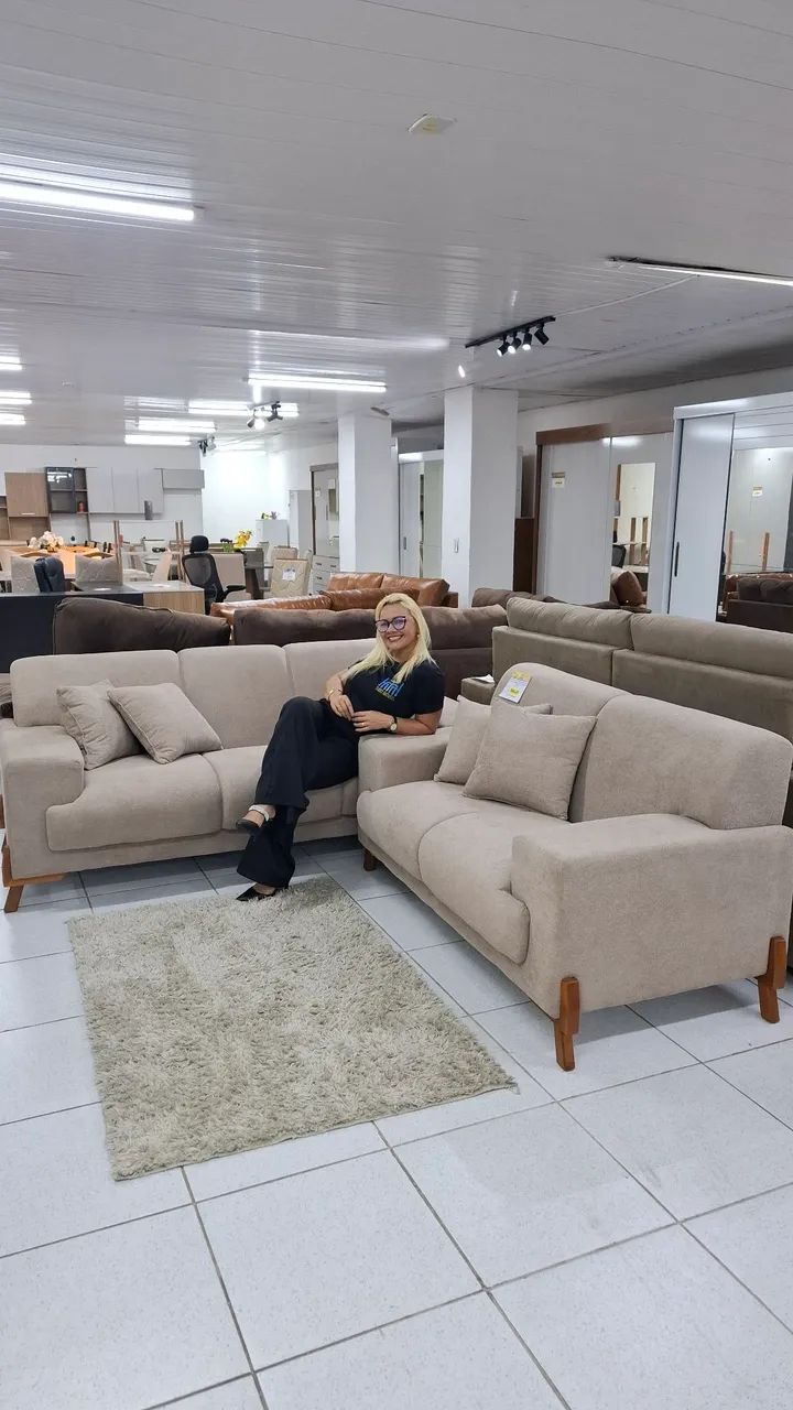 Conjunto de sofa 2 e 3 lugares base e pés madeira maciça revestido no blocle 