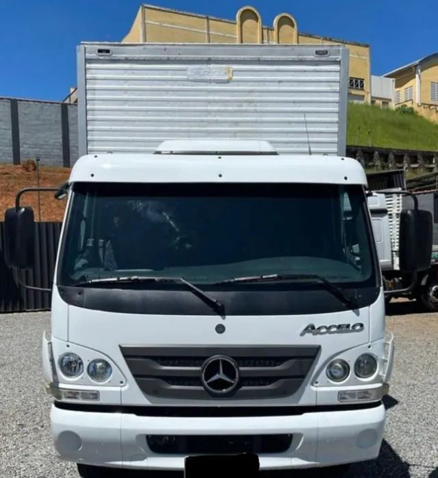 Mb Accelo 1016 4x2 - 2018 Baú - Foto 2
