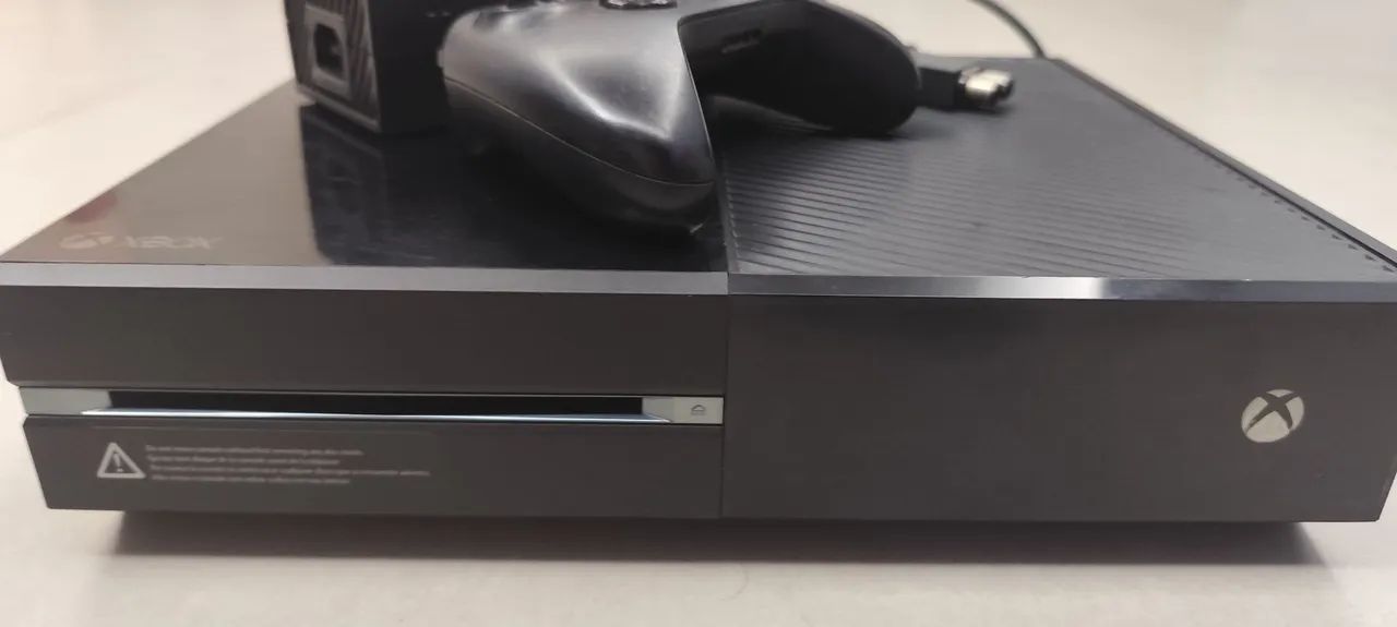 Console Xbox One + Controle Original + 2 Controles Extras