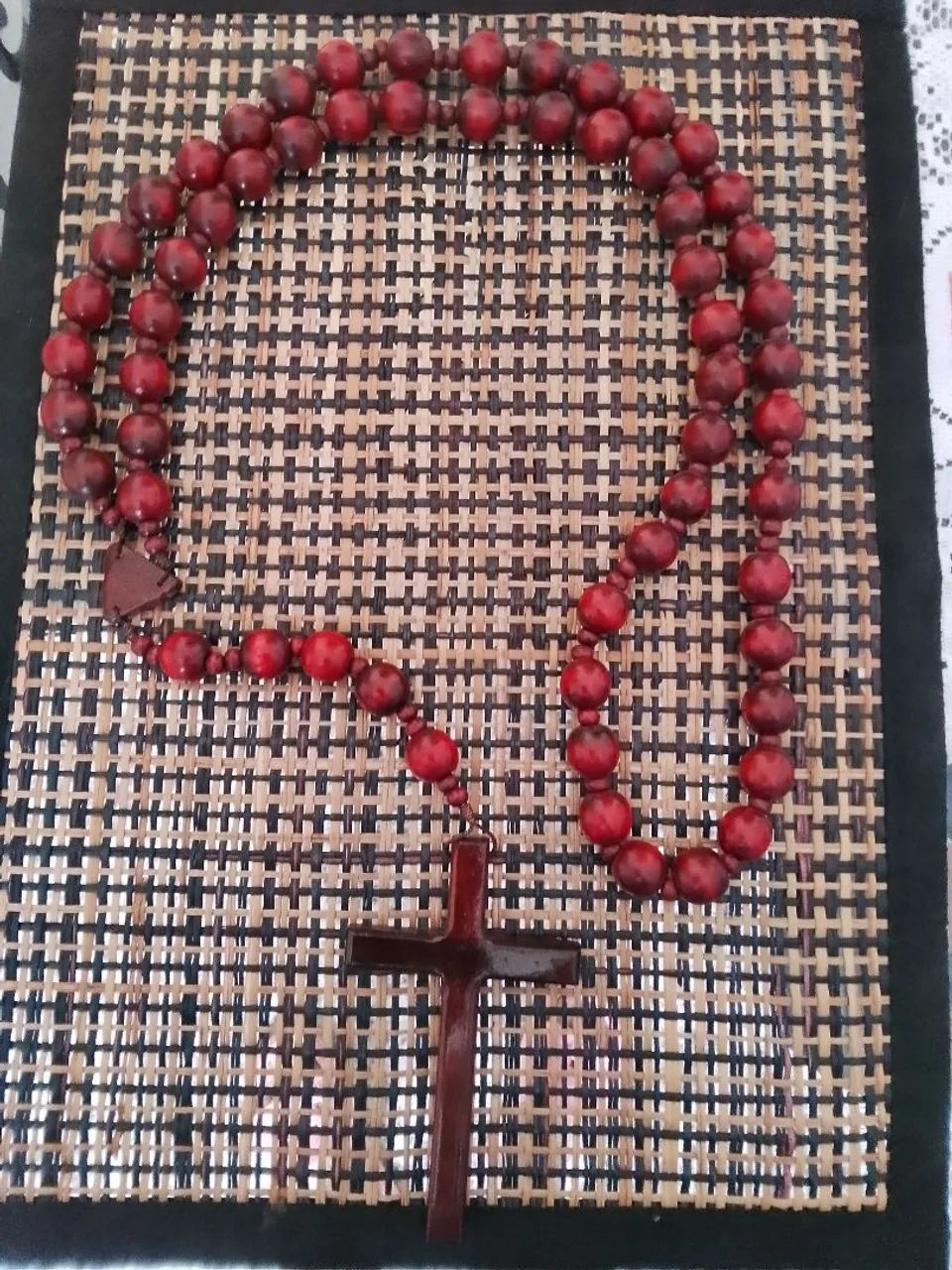 Terço Religioso em Madeira - Artesanal, Contas Vermelhas