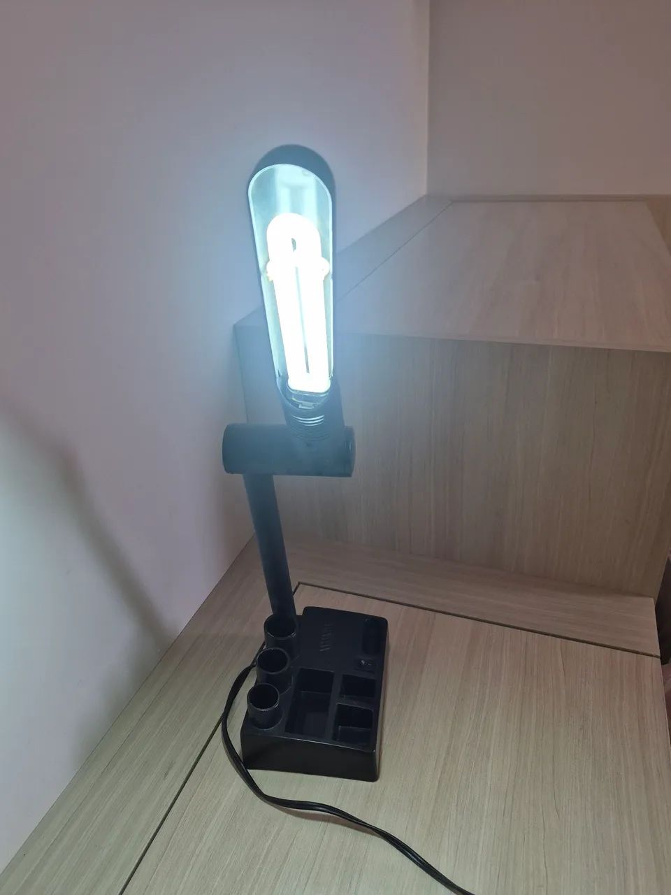 Luminária com lâmpada Led e suporte para acessórios - Foto 2