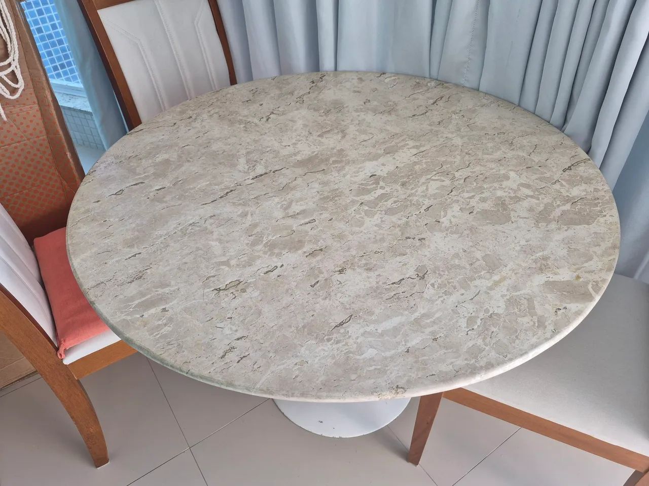 Mesa tulipa e tampo de mesa mármore bege bahia