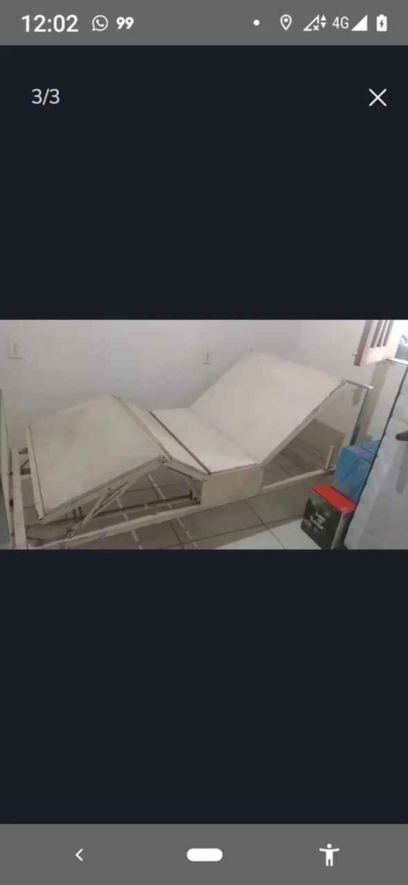 uma cama hospitalar 