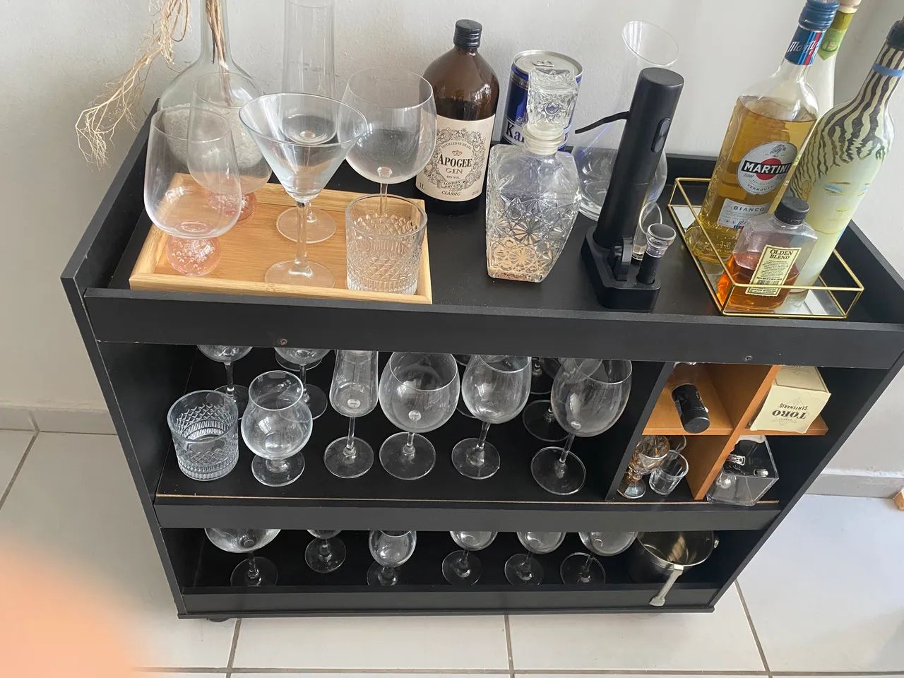 Bar carrinho elegante e espaçoso 